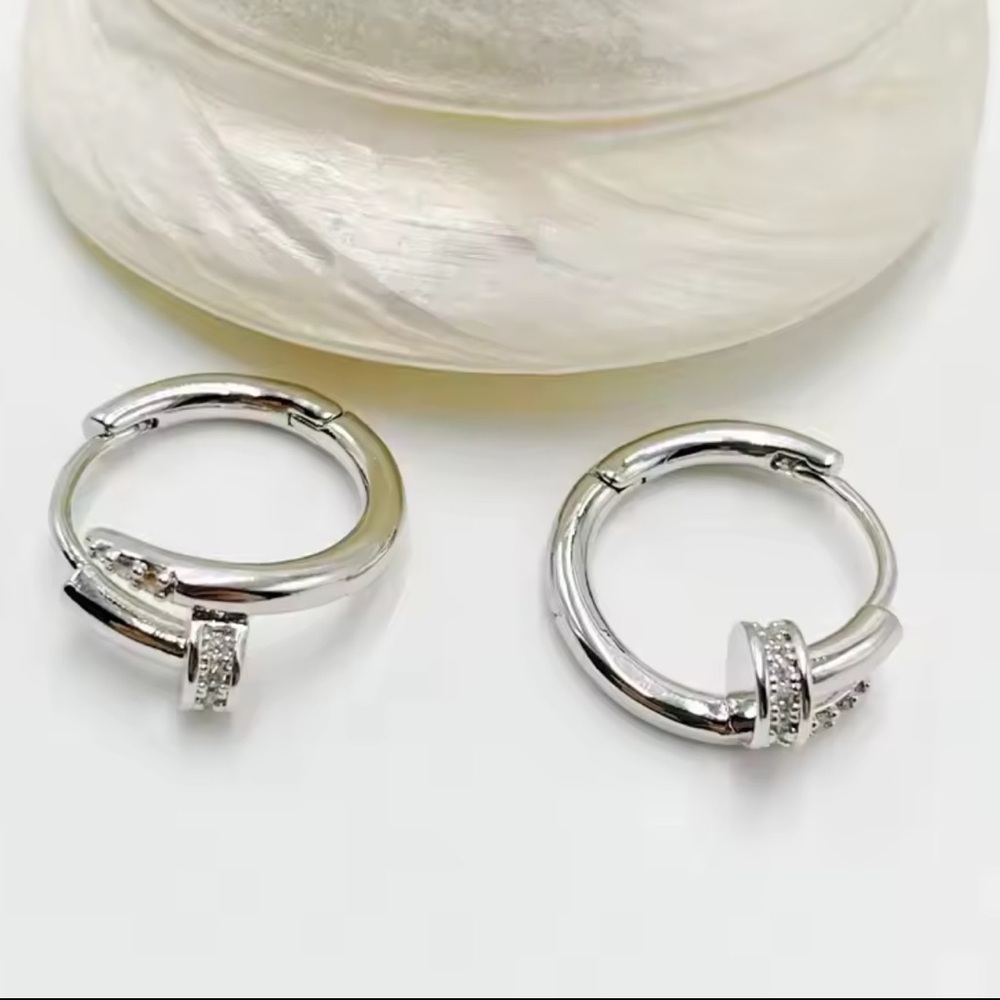 Nail Elegant Silver Hoop Earrings